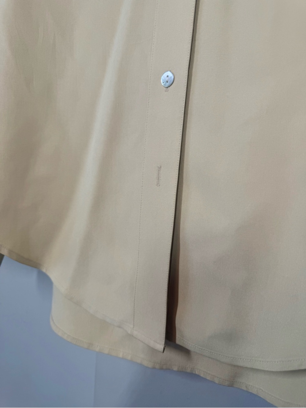 Jones New York  100% Silk Cream Button-Down blouse with Flap Pockets - Picture 5 of 6